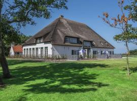 Peaceful Farmhouse in De Cocksdorp near Sea，位于德科克斯多普的酒店