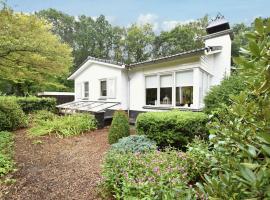 Lovely holiday home in Rijssen Holten with garden，位于霍尔滕的酒店