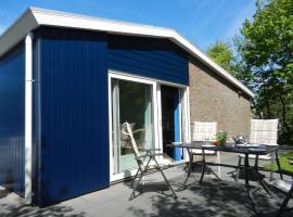 Bungalow in Nes on Ameland with spacious terrace，位于内斯的度假屋