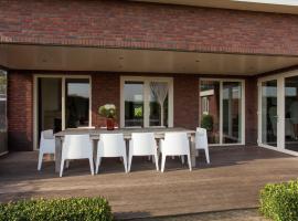 Luxurious holiday home with wellness, in the middle of the North Brabant nature reserve near Leende，位于伦德的乡村别墅
