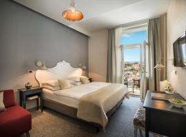 Hotel Lungomare Opatija - Liburnia，位于奥帕提亚的家庭/亲子酒店