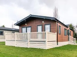 Woodpecker Lodge with Hot Tub