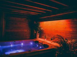 Le Spa du Cabanon: Cabanon de luxe avec Spa enti&egrave;rement privatif，位于瓦拉日丁的木屋