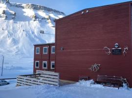 豪根斯瓦尔巴旅馆，位于朗伊尔城Svalbard Church附近的酒店