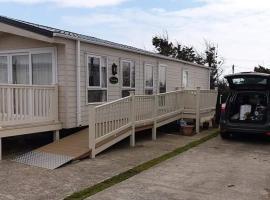 PRIVATELY OWNED Stunning Caravan Seawick Holiday Park St Osyth，位于Jaywick Sands的露营地