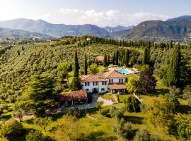 PODERI LA ROCCHETTA Luxury Villa on the Hills of Lake Garda，位于圣费利切德尔贝纳科的带泳池的酒店