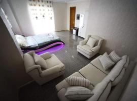 HOTEL KARLEONE，位于P'eria的酒店