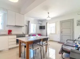 Bright & Cozy Home, 5 mins to Andros Town