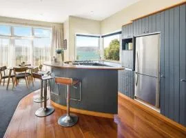 Waterfront 2-bed cottage, Karaka Bays