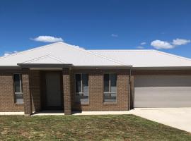 Brand new 4br get away 5min to albury city，位于Lavington的酒店