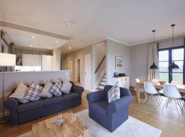 Reetland am Meer - Premium Reetdachvilla mit 3 Schlafzimmern, Sauna und Kamin F10，位于德兰斯克的酒店