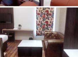HOTEL GM CONTINENTAL，位于Jagādhri的酒店