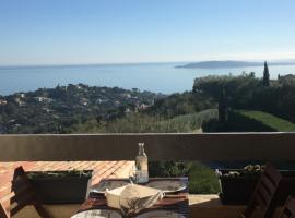 Sainte Maxime Vue féerique piscine chauffée，位于圣马克西姆比奥瓦伦高尔夫场附近的酒店