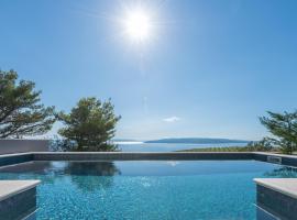 Villa Kuk with heated Pool Makarska，位于马卡尔斯卡的酒店