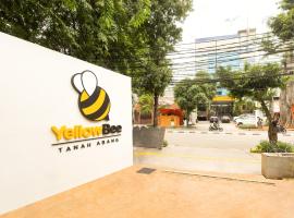 Yellow Bee Tanah Abang，位于雅加达丹那旺食品与纺织中心附近的酒店