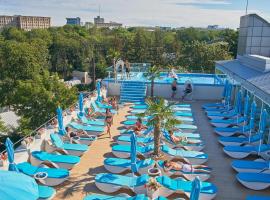 SPA尼莫海豚酒店，位于哈尔科夫的带泳池的酒店