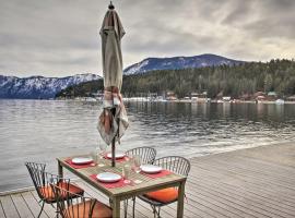 Serenity at Scenic Bay Floating Cottage with Views!，位于Bayview的酒店