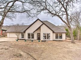 Lake Texoma Retreat with Deck Less Than 1 Mi to Marina!，位于Pottsboro的酒店