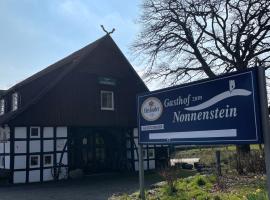 Gasthof zum Nonnenstein，位于Rödinghausen的酒店
