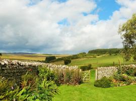 Roman Cottage - - Hadrian's Wall dark sky outpost.，位于泰恩河畔纽卡斯尔的带停车场的酒店