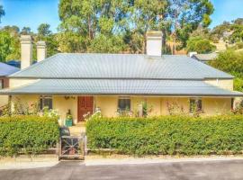 Barossa Valley’s Captain Rodda’s Cottage，位于Angaston的酒店