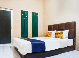 SPOT ON 90146 Sugianto Guesthouse Syariah，位于德波的酒店