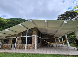 Paraíso en la montaña con cascadas y lago de pesca，位于阿卡西亚斯的酒店