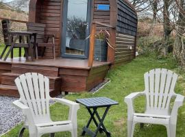 Sea and Mountain View Luxury Glamping Pods Heated，位于霍利黑德的豪华酒店