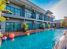Phuengluang Riverside Hotel Chanthaburi，位于尖竹汶的带泳池的酒店
