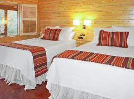 Wimberley Log Cabins Resort and Suites- Unit 7，位于温伯利的酒店