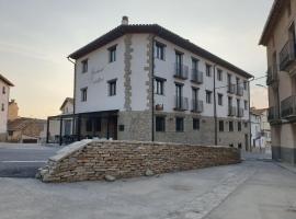 APARTAHOTEL CASTELLFORT，位于Castellfort的酒店