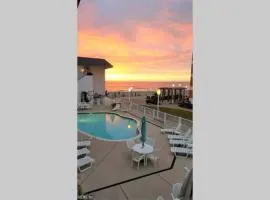 Renovated, Oceanfront Building, Boardwalk, Pool, Beach, 4 People, cozy studio unit, walk right out no elevator, Kitchen, Restaurant