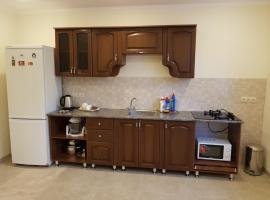Домик из двух комнат + кухня столовая с удобствами, со своим двориком под ключ，位于苏呼米的酒店