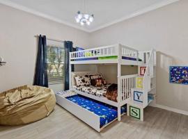 Toy Story Room at Bahama Bay Resort - Sage Vacations，位于基西米的海滩酒店