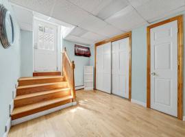 Cambridge 2BR 2BH Basement Apt With Parking，位于剑桥的酒店