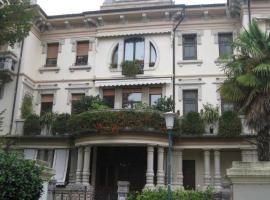 Stylish Penthouse Apartment in Venice Lido, 10 minutes from Saint Marks Square，位于威尼斯丽都国会中心 - 威尼斯电影节附近的酒店