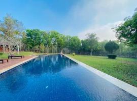 Baanwangnamkeaw Lodge，位于Ban Hin Dat的酒店