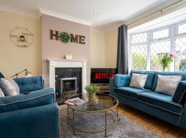 Summerfield House - Elegant house with garden near NEC, JLR, Solihull，位于索利赫尔的酒店