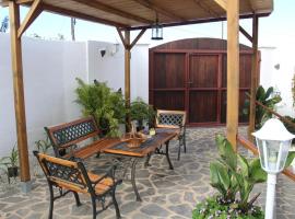 2 bedrooms chalet with sea view enclosed garden and wifi at Icod de los Vinos 2 km away from the beach，位于伊科德洛斯维诺斯的酒店