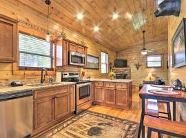 Rustic Pigeon Forge Cabin with Hot Tub Near Town!，位于鸽子谷多莉山附近的酒店