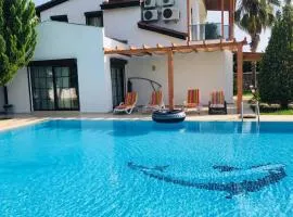 Fun&Sun Luxury River Villa With Amazing Landscape
