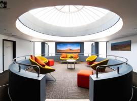 MTC Dome Hotel Swakopmund，位于斯瓦科普蒙德的带泳池的酒店