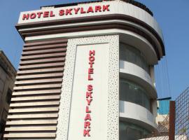 HOTEL SKYLARK，位于瓦皮的酒店