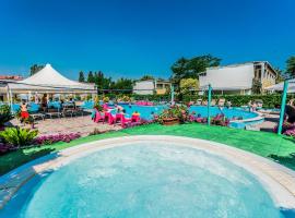 Blu Marlin Residence con piscina，位于丽都阿德里亚诺的公寓式酒店