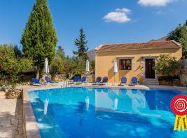 Heliopetra independant studios -village close to beaches -sharing a large pool，位于Koprána的别墅
