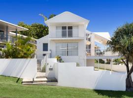 The White House - Spectacular Ocean Views, WiFi, Central Coolum，位于库鲁姆海滩的酒店