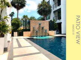 Pool Access 2 BDR Stylish Condo，位于卡马拉海滩的带按摩浴缸的酒店