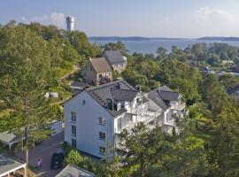 moderne Ferienwohnung mit Balkon, Meerblick - Ferienresidenz Zwei BoddenFeWo 1-2，位于Lietzow的酒店