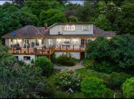 Secluded Villa with Lush Gardens, Spa and Fireplace，位于丹德农山的酒店