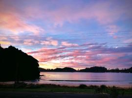 Butterfield Beach Studio Car petrol and breakfast provisions included，位于半月湾的度假屋